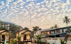 Sunray Guesthouse สุนันท์บ้านพักริมคลอง