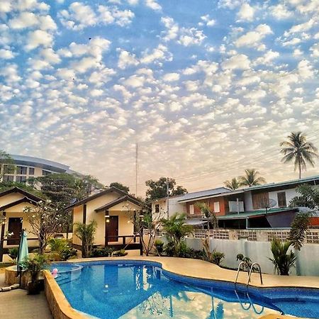 Sunray Guesthouse สุนันท์บ้านพักริมคลอง Uthai Thani Exterior foto