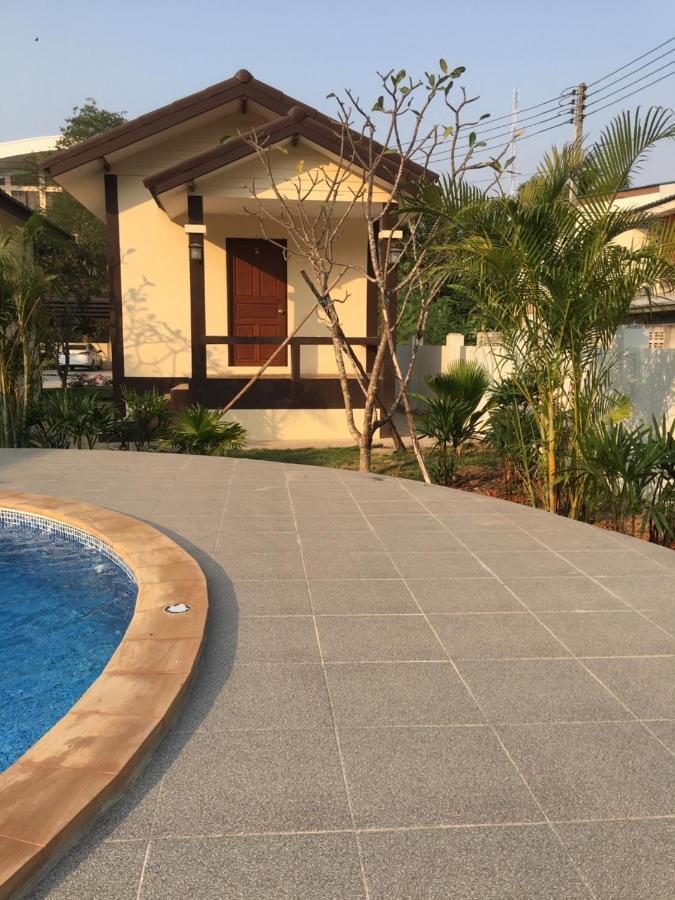 Sunray Guesthouse สุนันท์บ้านพักริมคลอง Uthai Thani Exterior foto