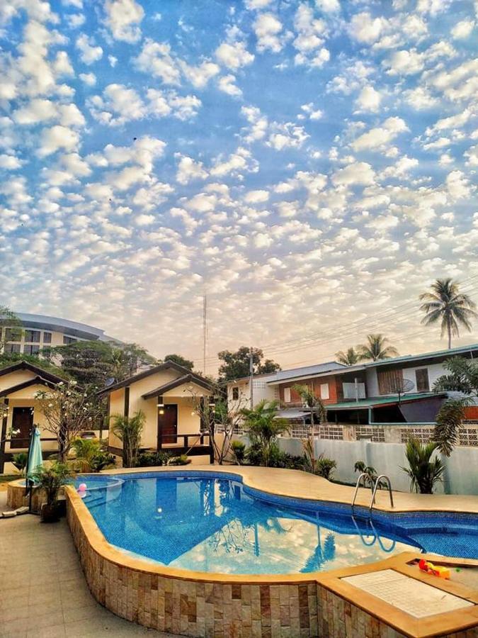 Sunray Guesthouse สุนันท์บ้านพักริมคลอง Uthai Thani Exterior foto
