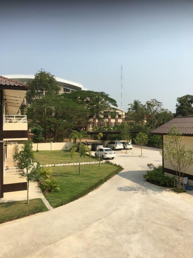 Sunray Guesthouse สุนันท์บ้านพักริมคลอง Uthai Thani Exterior foto