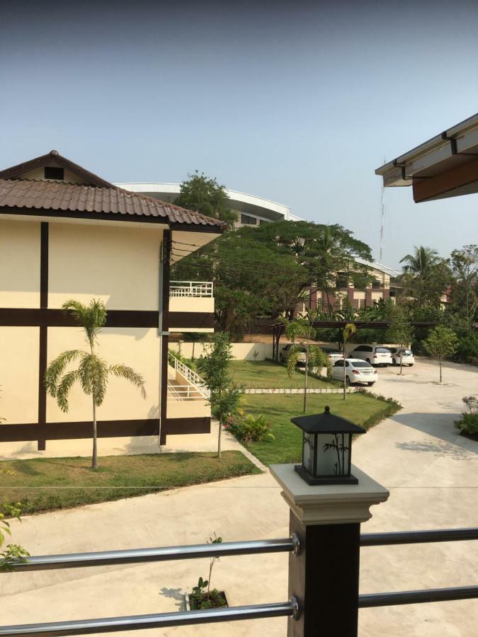 Sunray Guesthouse สุนันท์บ้านพักริมคลอง Uthai Thani Exterior foto