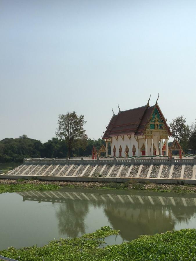 Sunray Guesthouse สุนันท์บ้านพักริมคลอง Uthai Thani Exterior foto