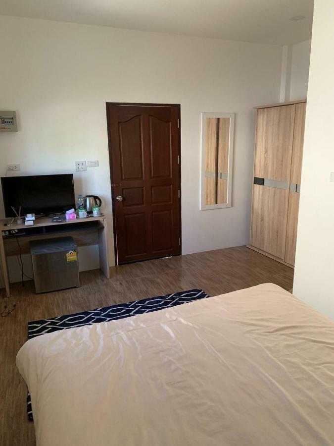 Sunray Guesthouse สุนันท์บ้านพักริมคลอง Uthai Thani Exterior foto