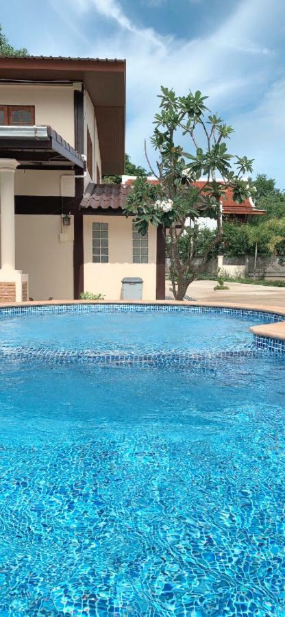 Sunray Guesthouse สุนันท์บ้านพักริมคลอง Uthai Thani Exterior foto